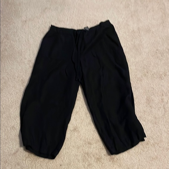New York and Compnay Black Cropped Pants - Picture 1 of 3